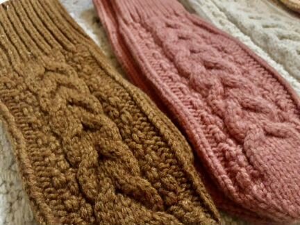 Шерстяные вязаные варежки