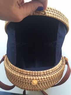 Плетённая круглая сумка из ротанга