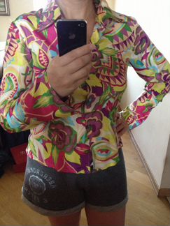 Блузка яркая шелковая