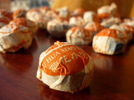 Чёрный мини шу пуэр Цзинлун с белой хризантемой50г